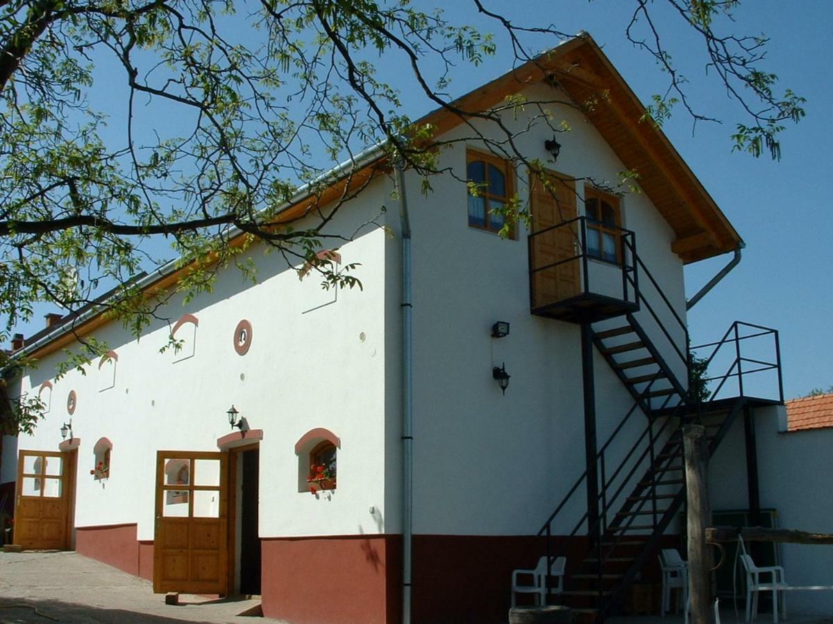 Nyerges Lovasudvar Cserepfalu Bagian luar foto